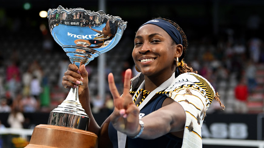 Coco Gauff lifts the 2024 Auckland trophy. Photo by Hannah Peters/Getty Images.