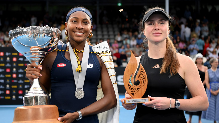 Coco Gauff and Elina Svitolina with their Auckland trophies. Photo by Hannah Peters/Getty Images.