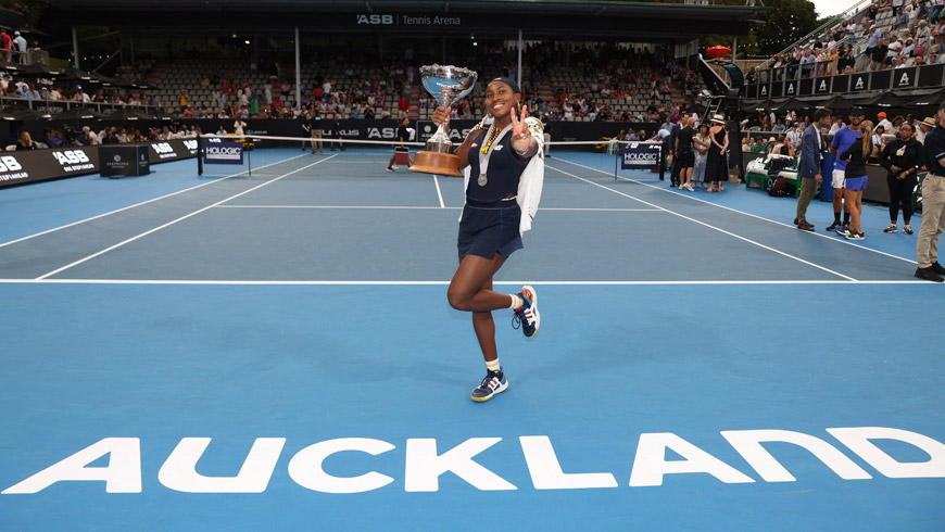 Coco Gauff poses with the 2024 Auckland trophy. Photo by Michael Bradley/AFP via Getty Images.
