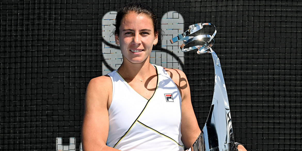 Emma Navarro with the Hobart trophy. Photo by Steve Bell/Getty Images.