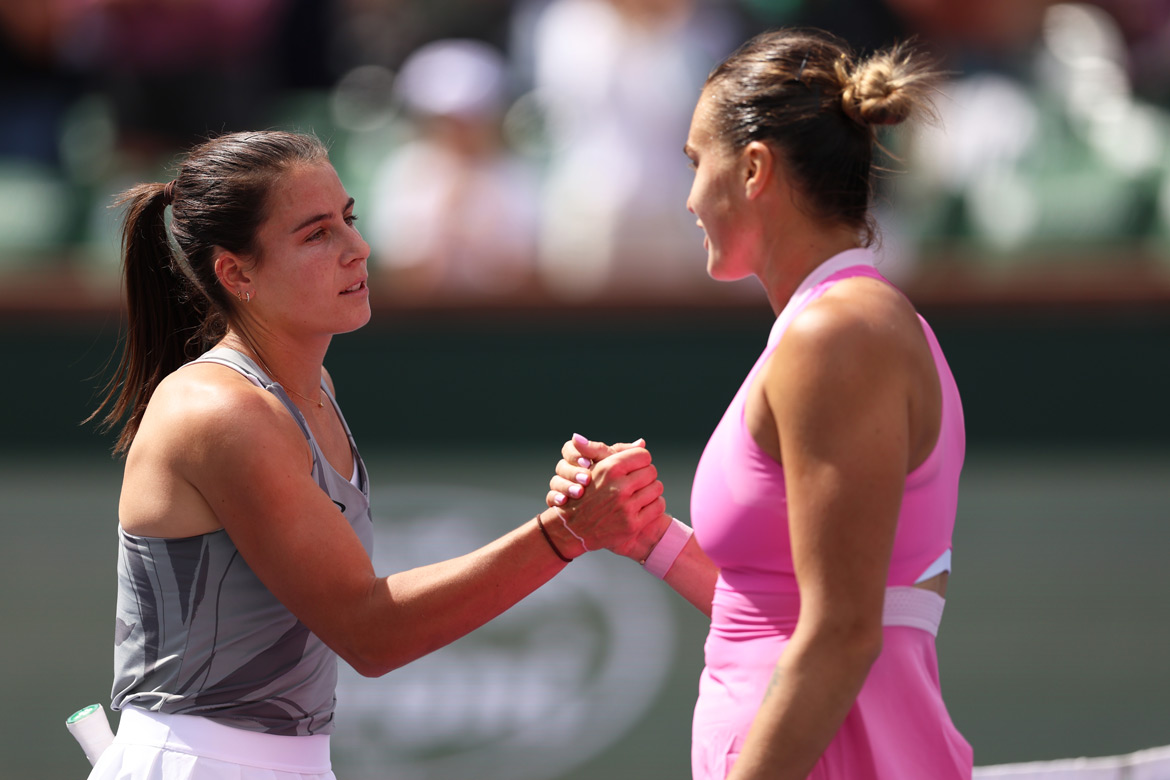 Emma Navarro shakes Aryna Sabalenka's hand after her Wednesday win in Indian Wells. Photo by Clive Brunskill/Getty Images.