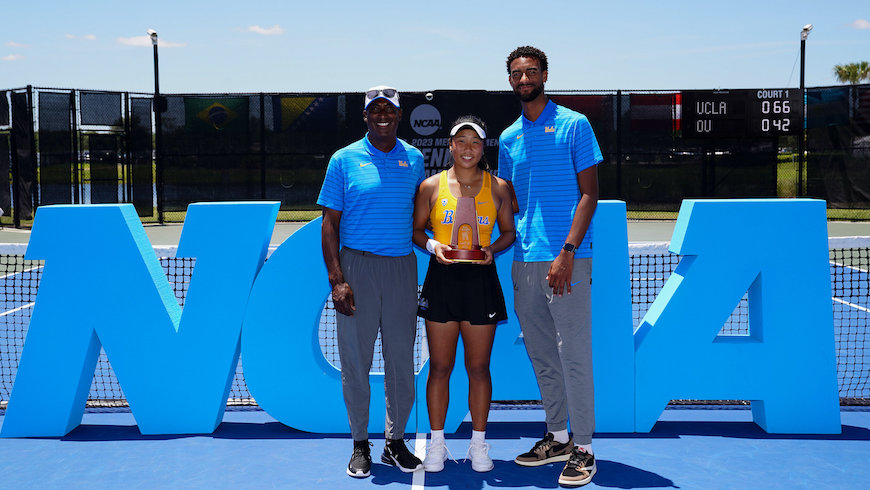 Fangran Tian of the University of California, Los Angeles poses for a photo with the singles champion trophy and coaches after winning the 2023 NCAA Division I Women’s Tennis Championship Singles Finals at the USTA National Campus in Orlando, Florida on Saturday, May 27, 2023. (Photo by Manuela Davies/USTA)