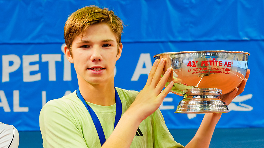 Michael Antonius lifts the 2024 Les Petits As boys' singles trophy. Photo courtesy of Tennis Europe.